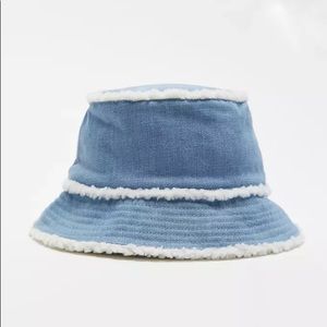 BNWT UO Blue Denim White Sherpa Reversible Bucket Hat